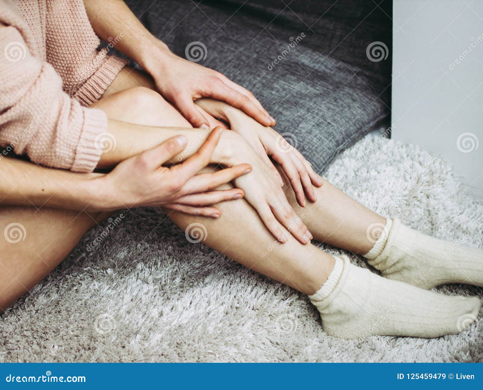 Девушка обнимает ноги