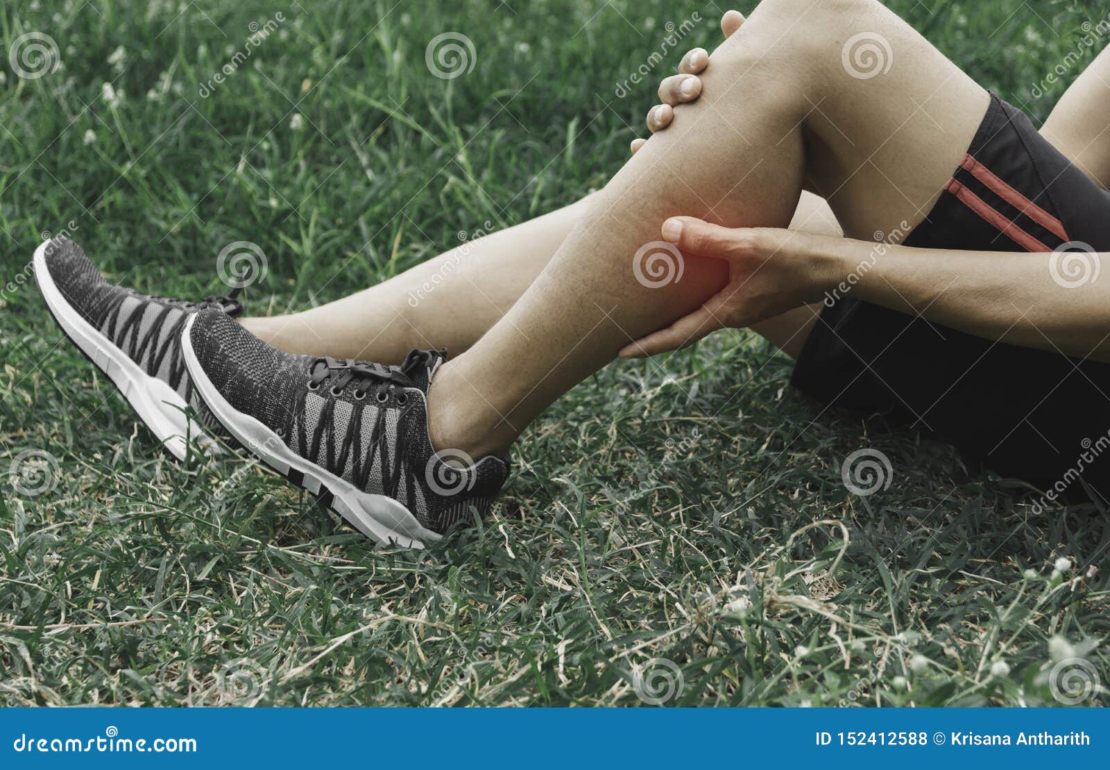 нога плохого парня. крутые черно белые фотографии. мужские ноги в воде. человек вцепился в ногу. нога плохого парня.