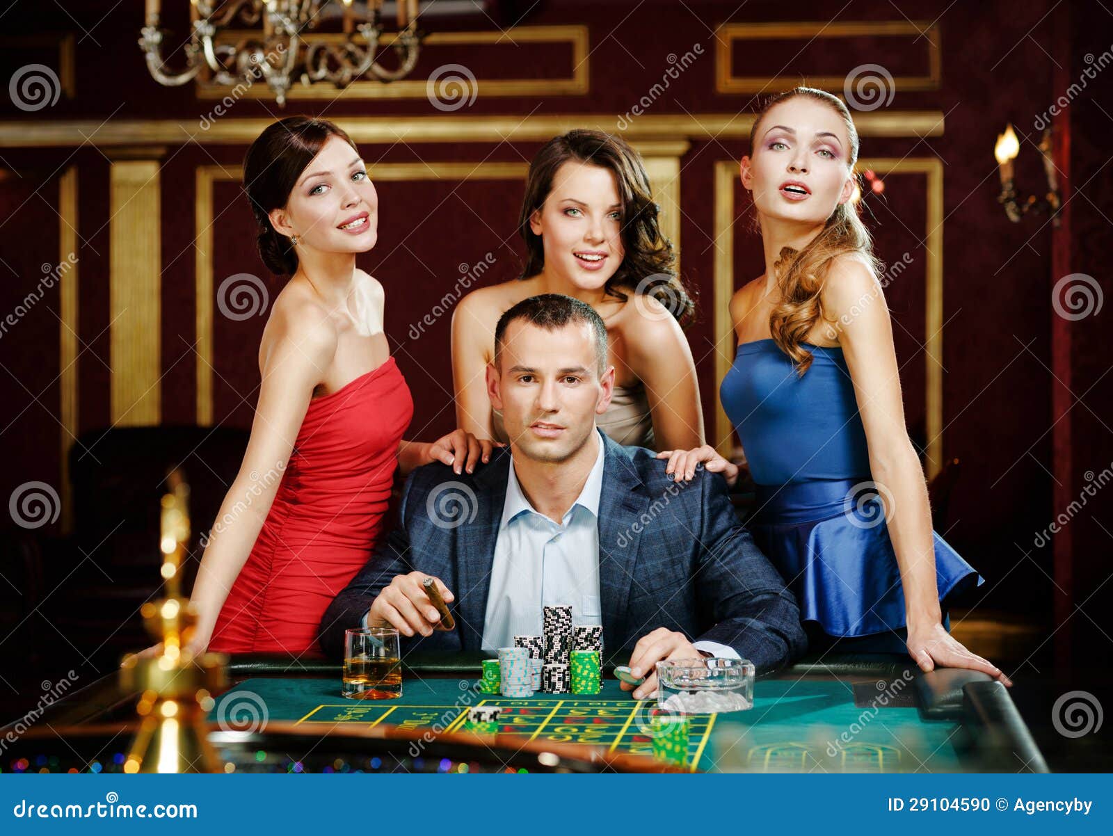 В окружении оставшиеся. Девушка в окружении мужчин. Девушка в окружениимужяин. Парень в окружении женщин. Богач в казино.