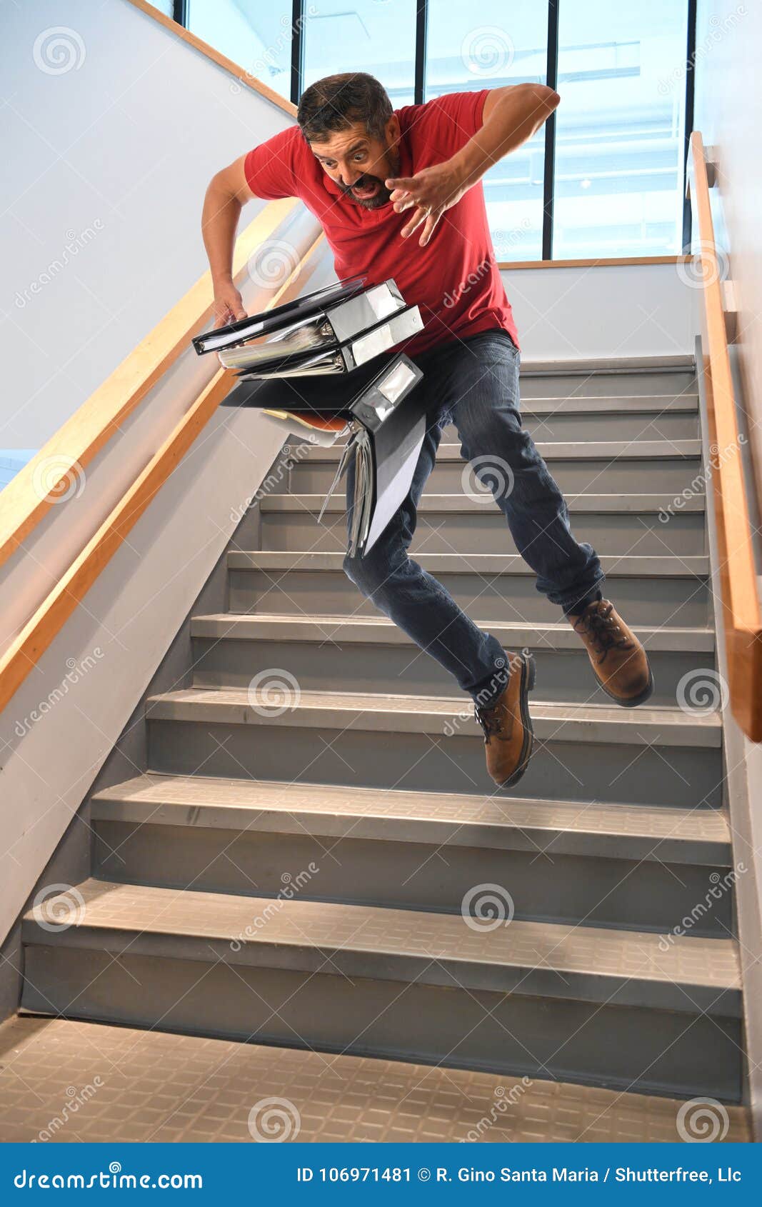 К чему споткнуться на левую ногу. Человек на лестнице. Человек спускается с лестницы. Человек на ступеньках. Спуск с лестницы.