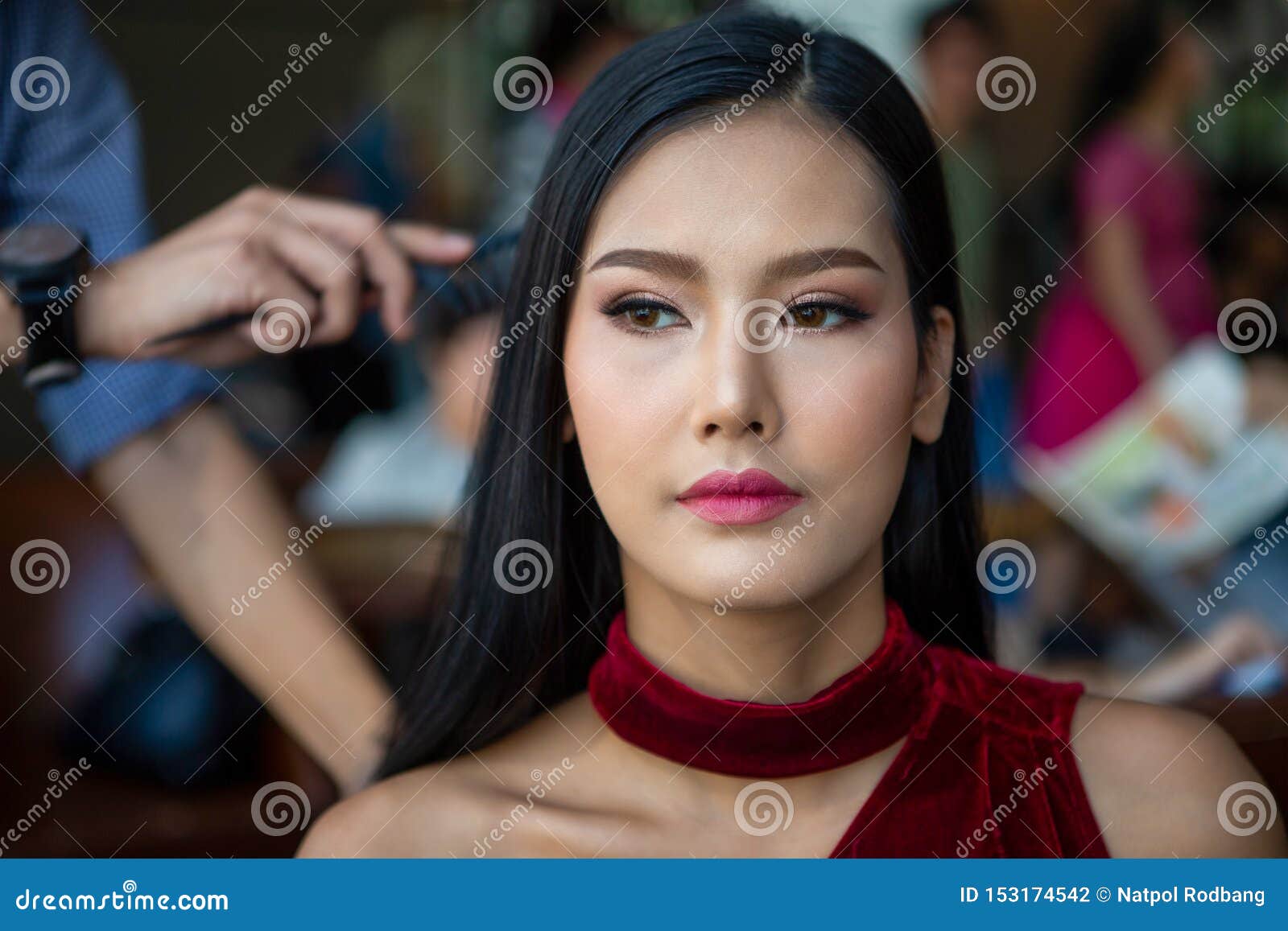 Chelovek Parikmahera Delaya Stil Prichesok K Molodoj Modeli Krasoty Na Kuluarnoj Aziatskoj Zhenshine Stokovoe Foto Izobrazhenie Naschityvayushej Prichesok Modeli 153174542