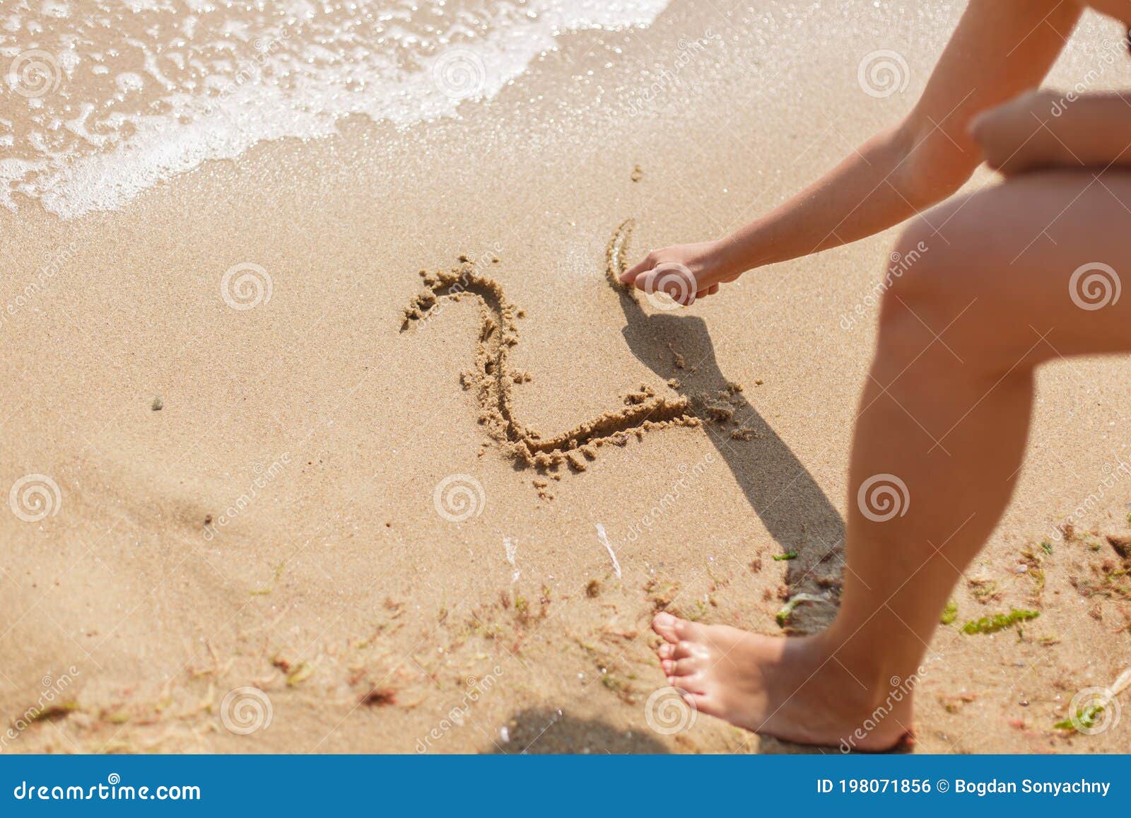 писающие на пляже Человек писать знак 2021 на песчаном пляже, большом плане надписи 2  Счастливого нового года 2021 Стоковое Фото - изображение насчитывающей  текст, тропическо: 198071856