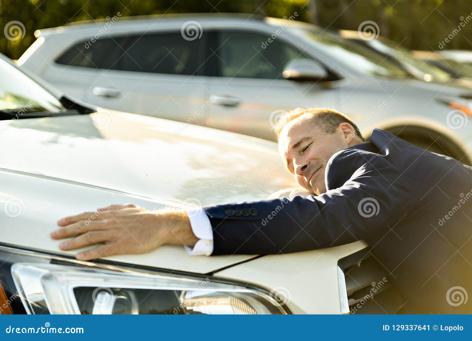Обнимая машину. Мужчина о нимает машину. Обнимает машину. Мужик обнимает машину. Мужчина обнимает автомобиль.