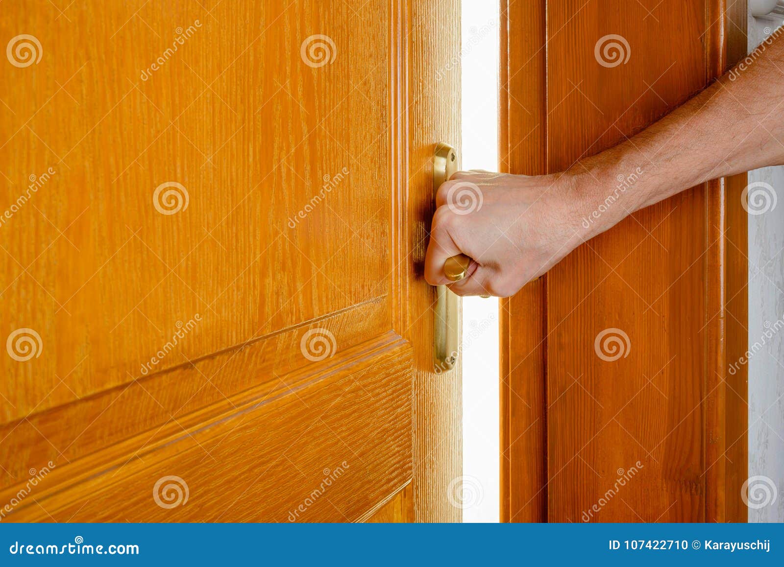 Звук стука в дверь слушать. Звук закрывающейся двери. Звук открытия деревянной двери. Шум у двери. Звук открывающейся двери.