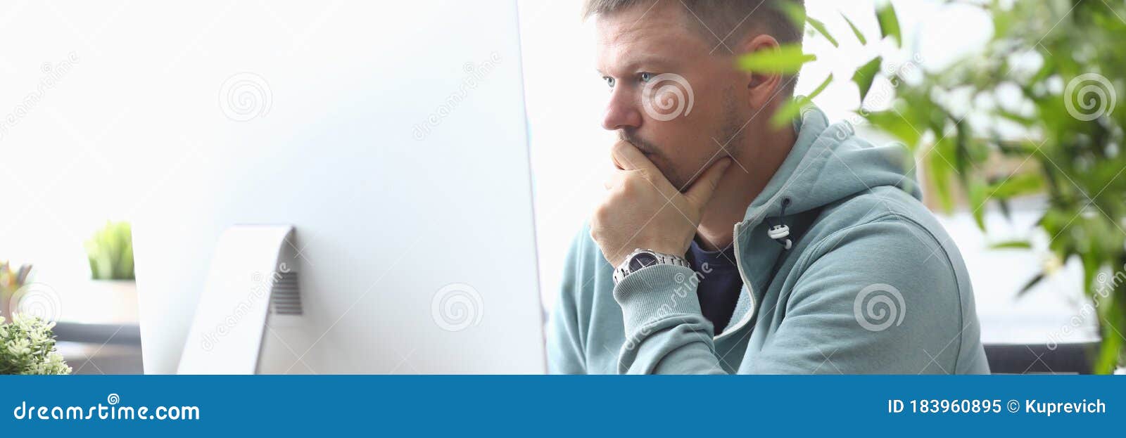 Человек сидит передний монитор компьютера в поисках информации Стоковое  Изображение - изображение насчитывающей управление, компьютер: 183960895