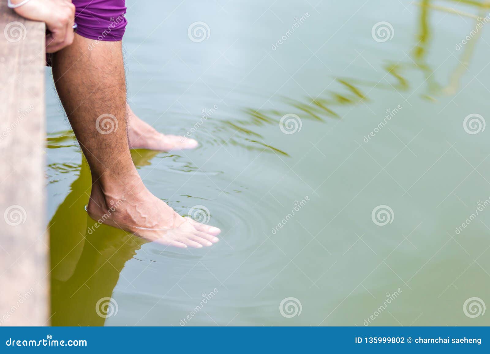 В какую воду опускать ноги