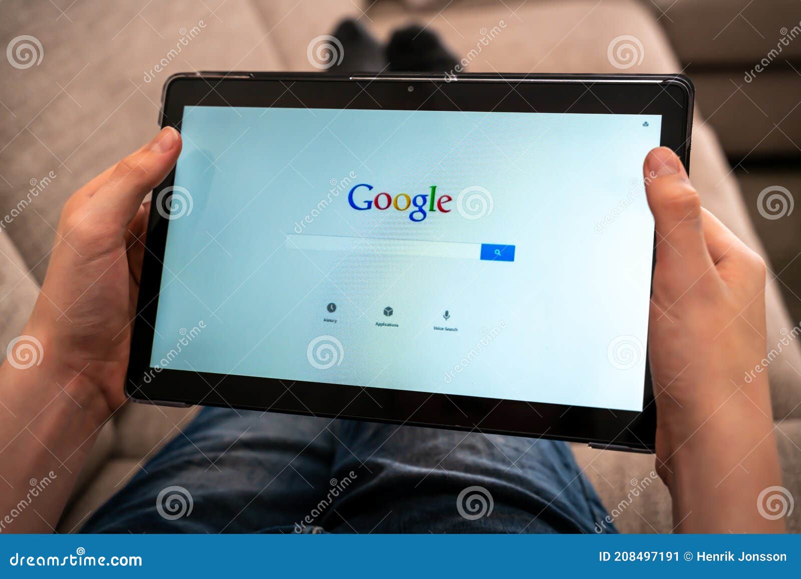 Человек с планшетом, используя приложение поиска Google, чтобы посмотреть в  интернете Редакционное Фото - изображение насчитывающей устройство,  ребенок: 208497191