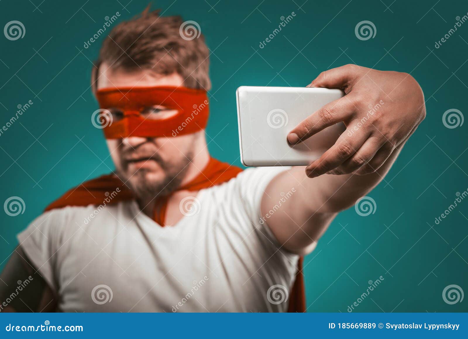 Человек Blogger Superhero делает фото или видео на мобильный телефон для  его блога или история Selfie в социальных сетях. Далее в Стоковое  Изображение - изображение насчитывающей самомоднейше, бозонов: 185669889