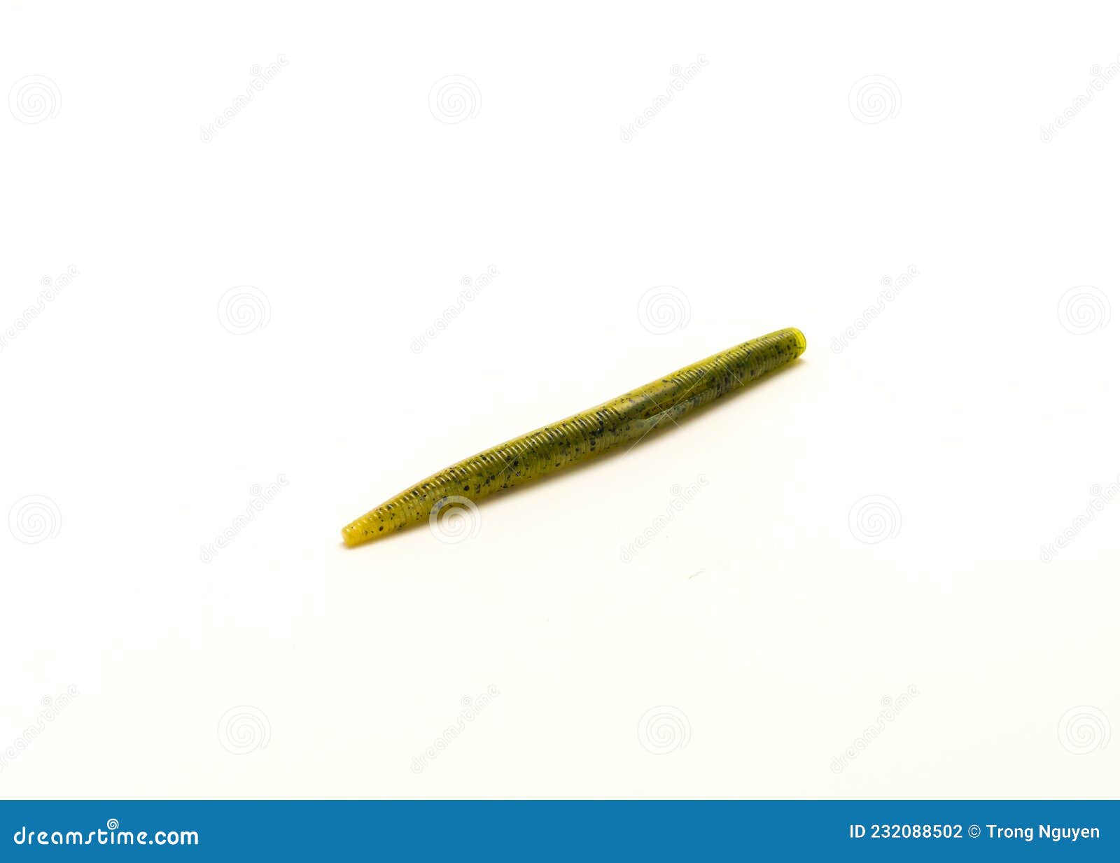червяк в зелёной тыкве с черным цветом, изолированный на белом Стоковое  Фото - изображение насчитывающей оборудование, мягко: 232088502