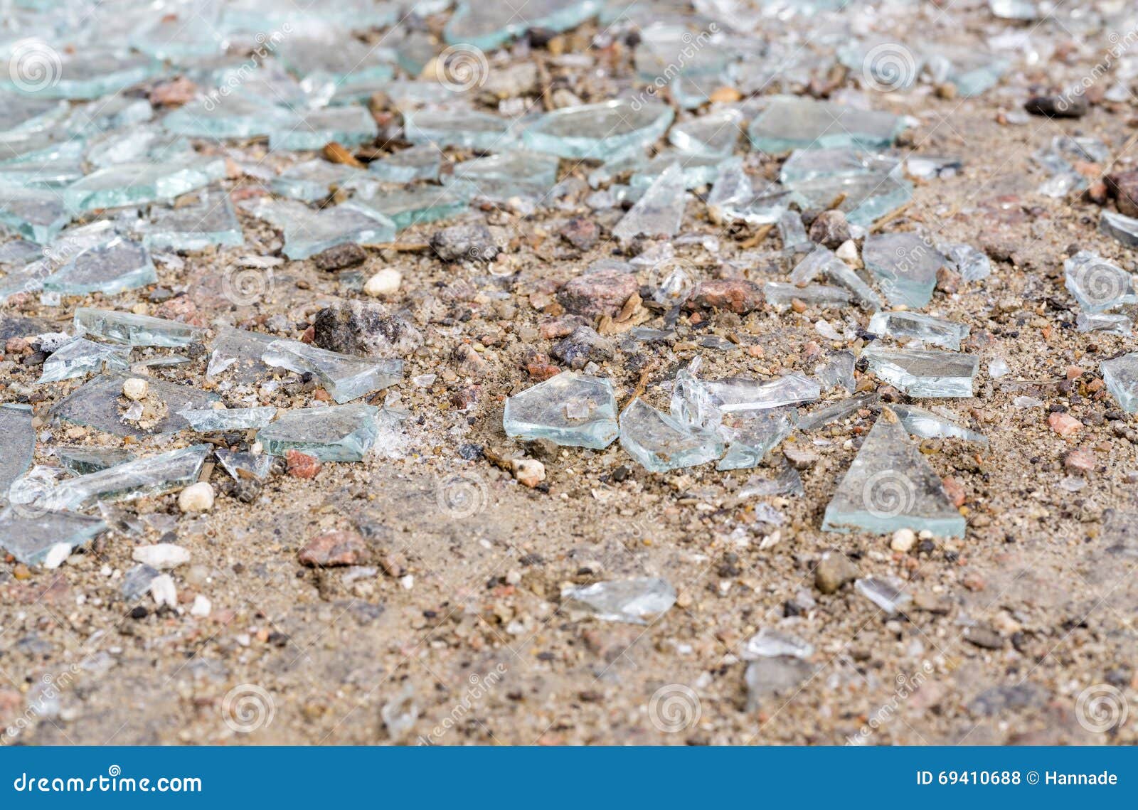 Разбив вид. Осколки стекла. Стекло разбитое на пляже. Осколки земли. Битое стекло на земле.