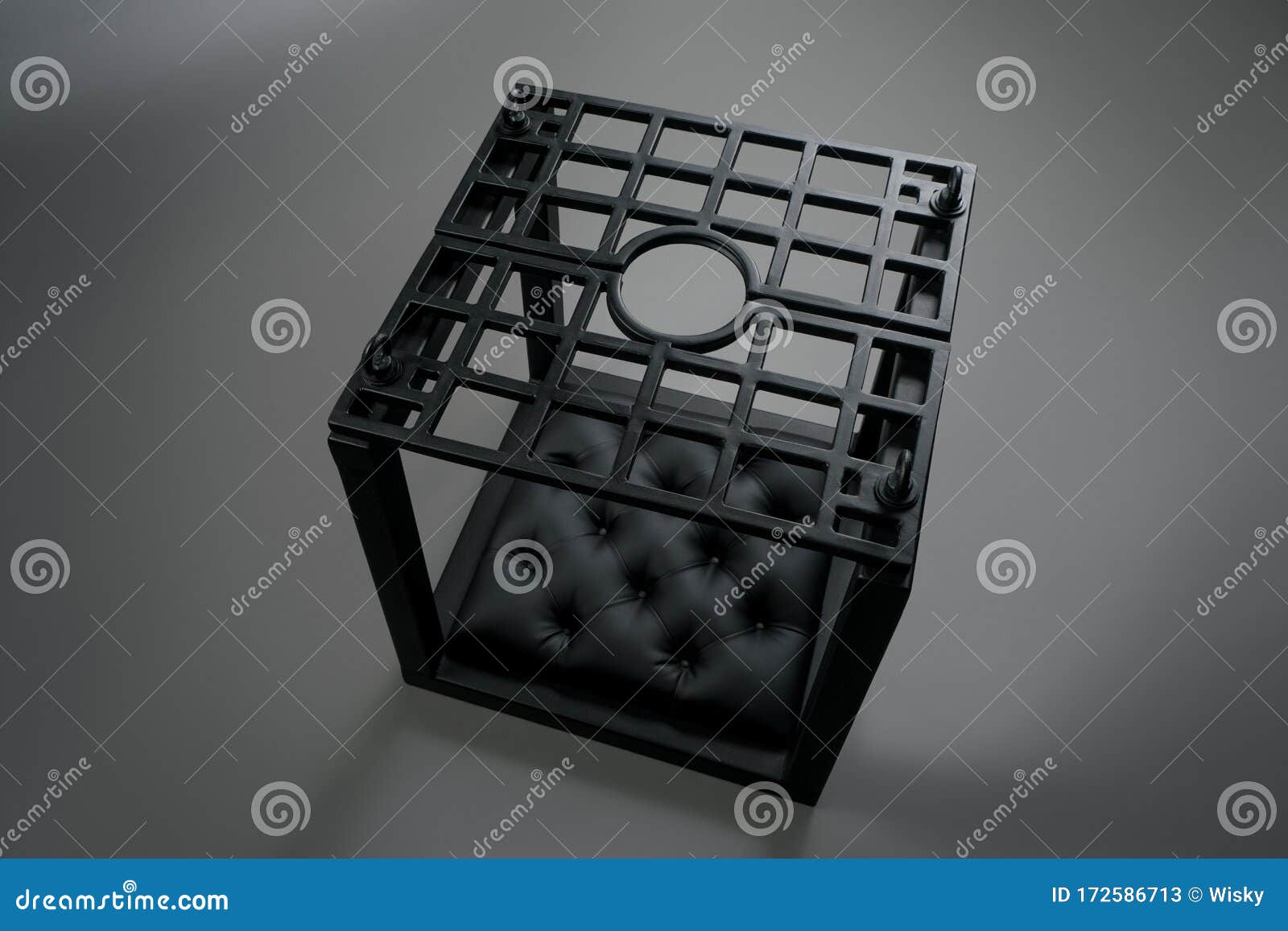 Черная клетка Bdsm с мягкой кожаной подушкой Стоковое Изображение - изображение насчитывающей кожа, минимально: 172586713