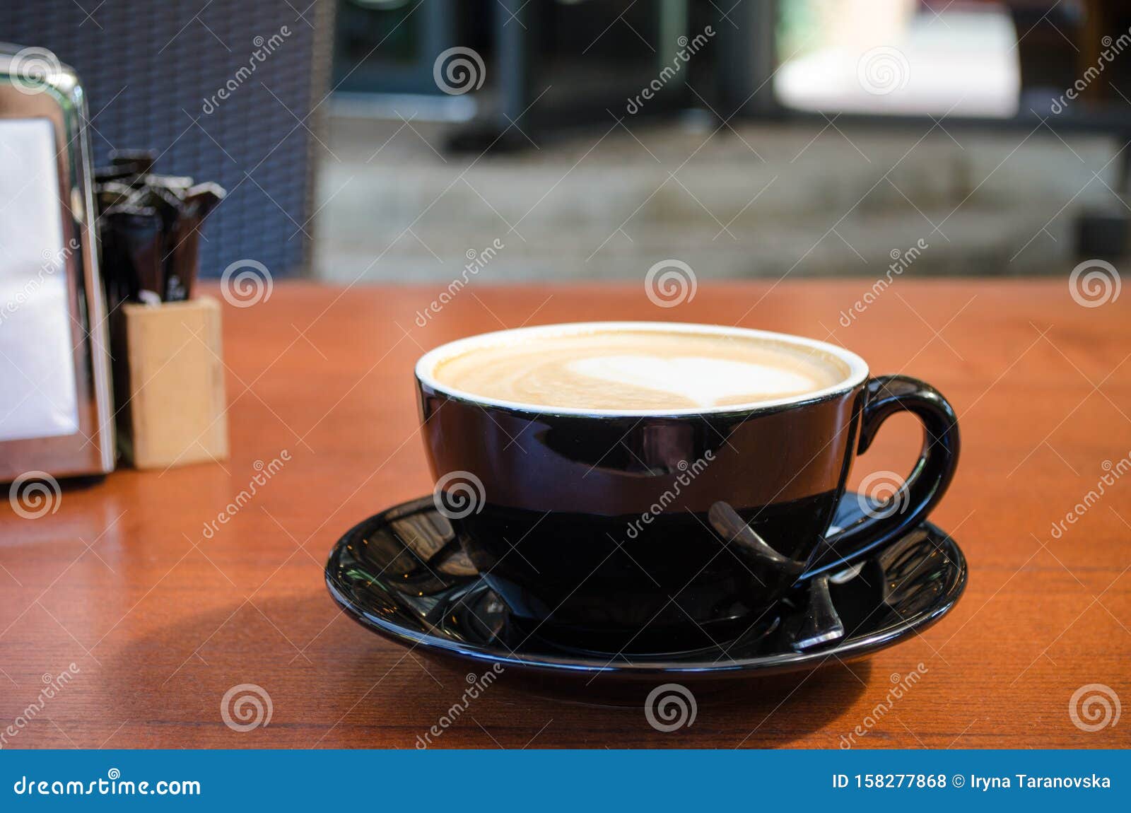 Разве можно быть такой размазней чашка стоит. Кофейник на салфетке. Чашка стоит на круглом столике. Кружка стоит на столе. Кружка стоит на столе фото вид сбоку.