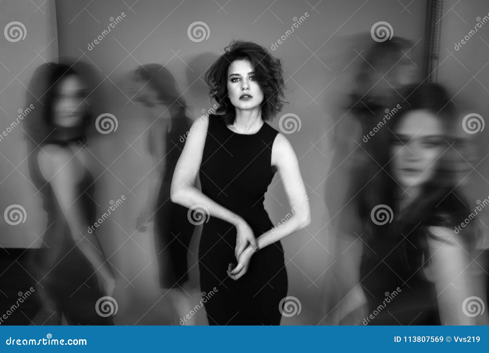 Черно Белое Фото Женщины В Платье