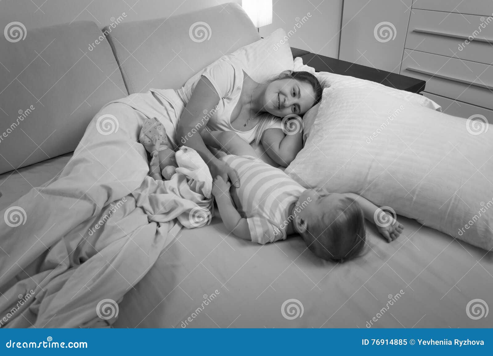 ребенок спит с мамой на кровати мнение психолога