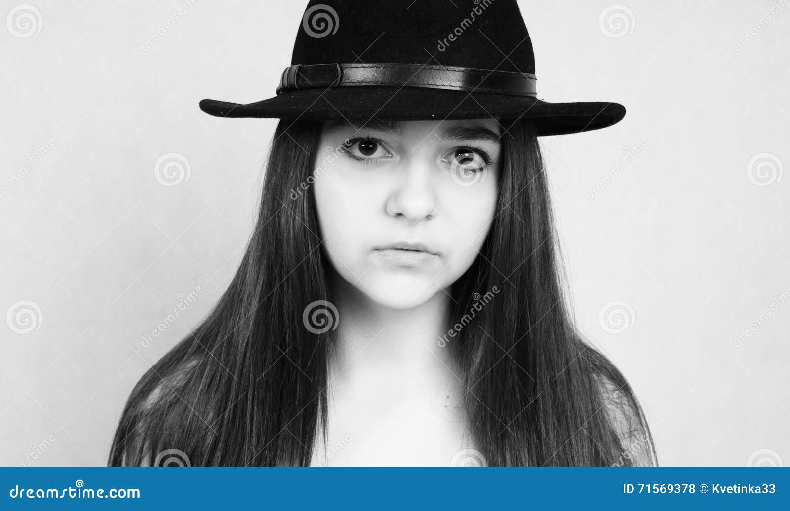 Черно-белый портрет славного девочка-подростка Стоковое Фото - изображение насчитывающей черный, невиновность: 71569378