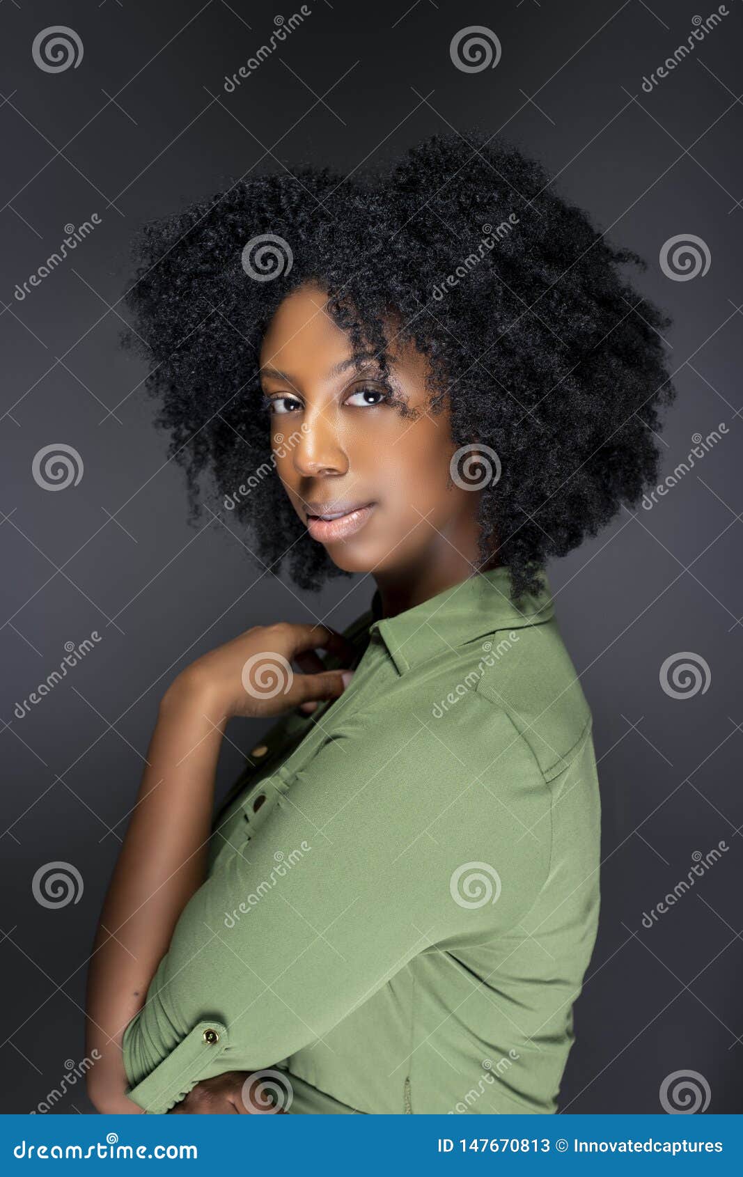 Chernyj Afro Amerikanskij Zhenskij Predstavlyat So Stilem Prichesok Afro Stokovoe Izobrazhenie Izobrazhenie Naschityvayushej So Amerikanskij 147670813