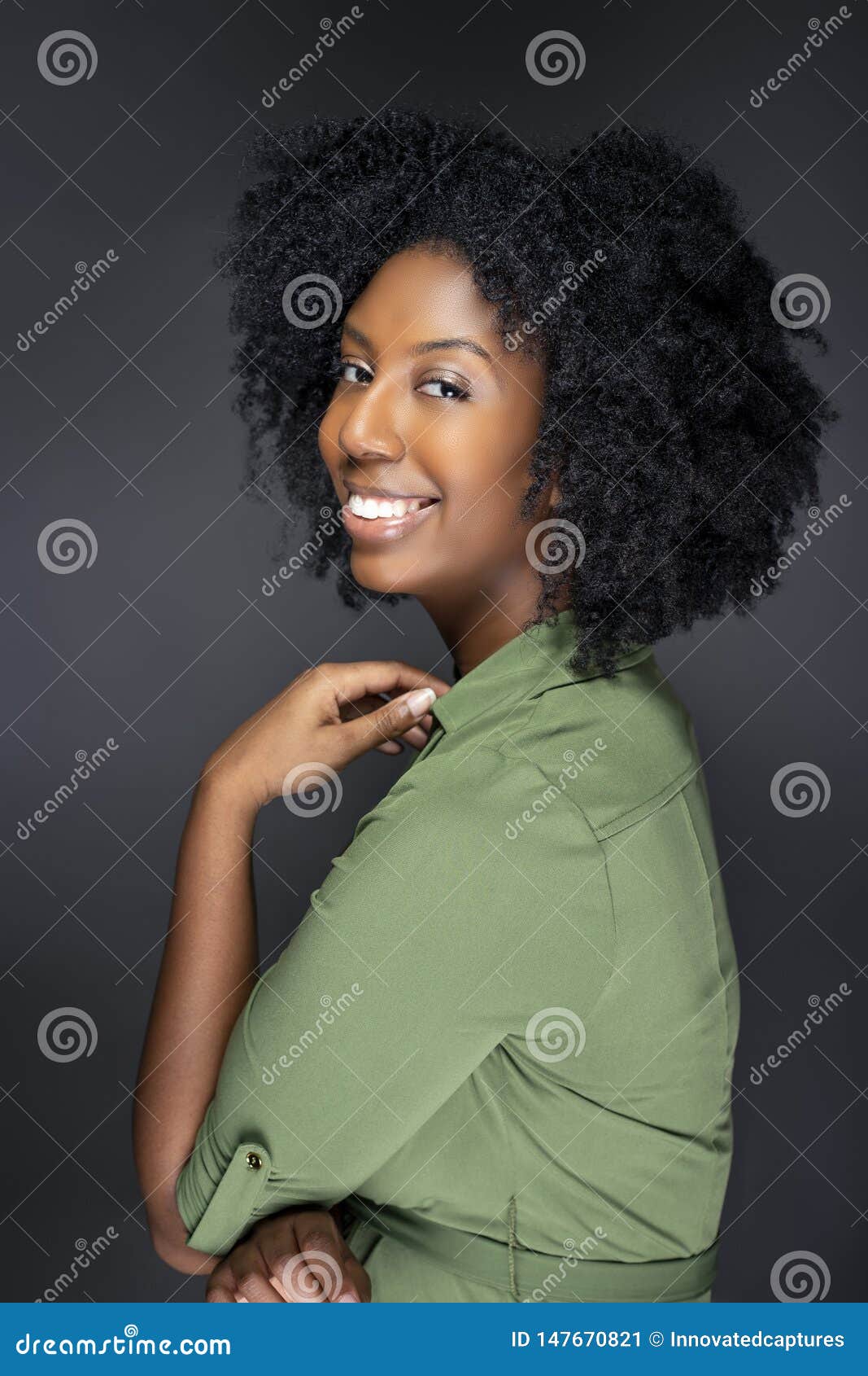 Chernyj Afro Amerikanskij Zhenskij Predstavlyat So Stilem Prichesok Afro Stokovoe Izobrazhenie Izobrazhenie Naschityvayushej Prichesok Chernyj 147670821