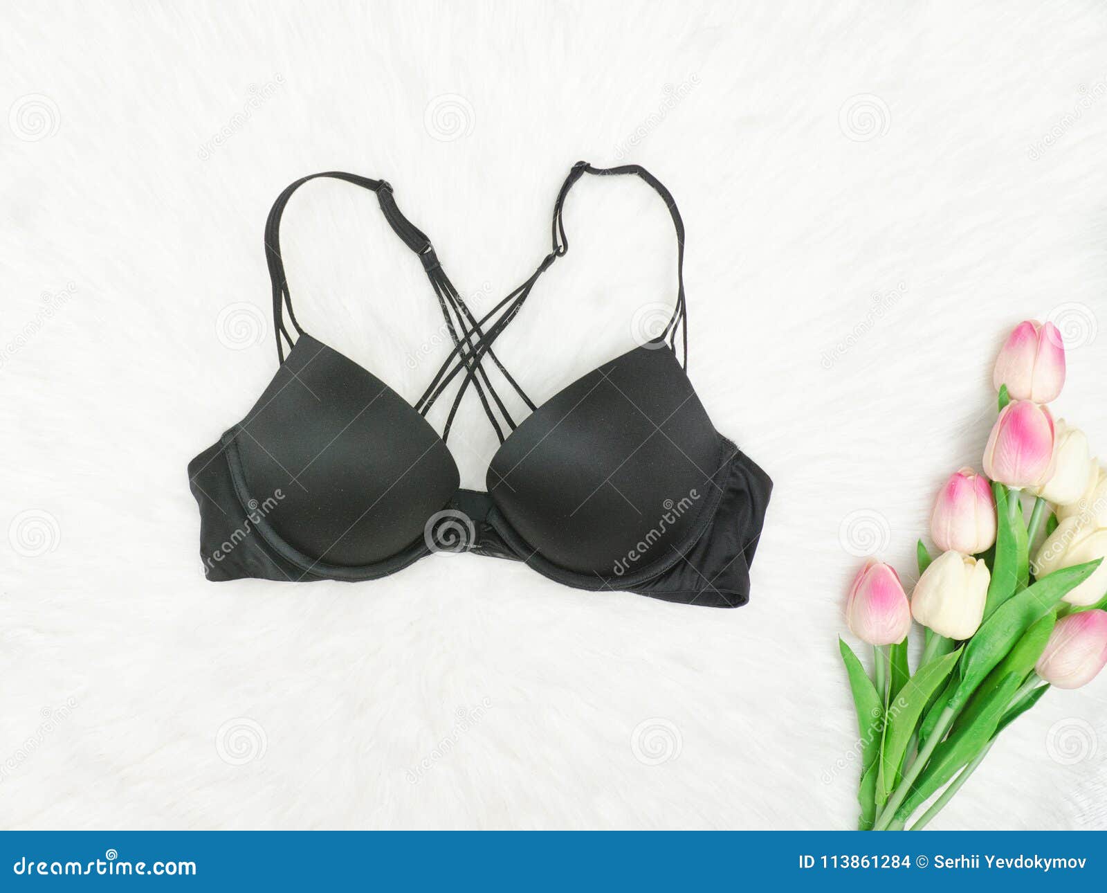 В одном лифчике и чулках. В одном лифчике и чулках. Стринги диманш. Красивый бюстгальтер. Комплект белья из сетки.