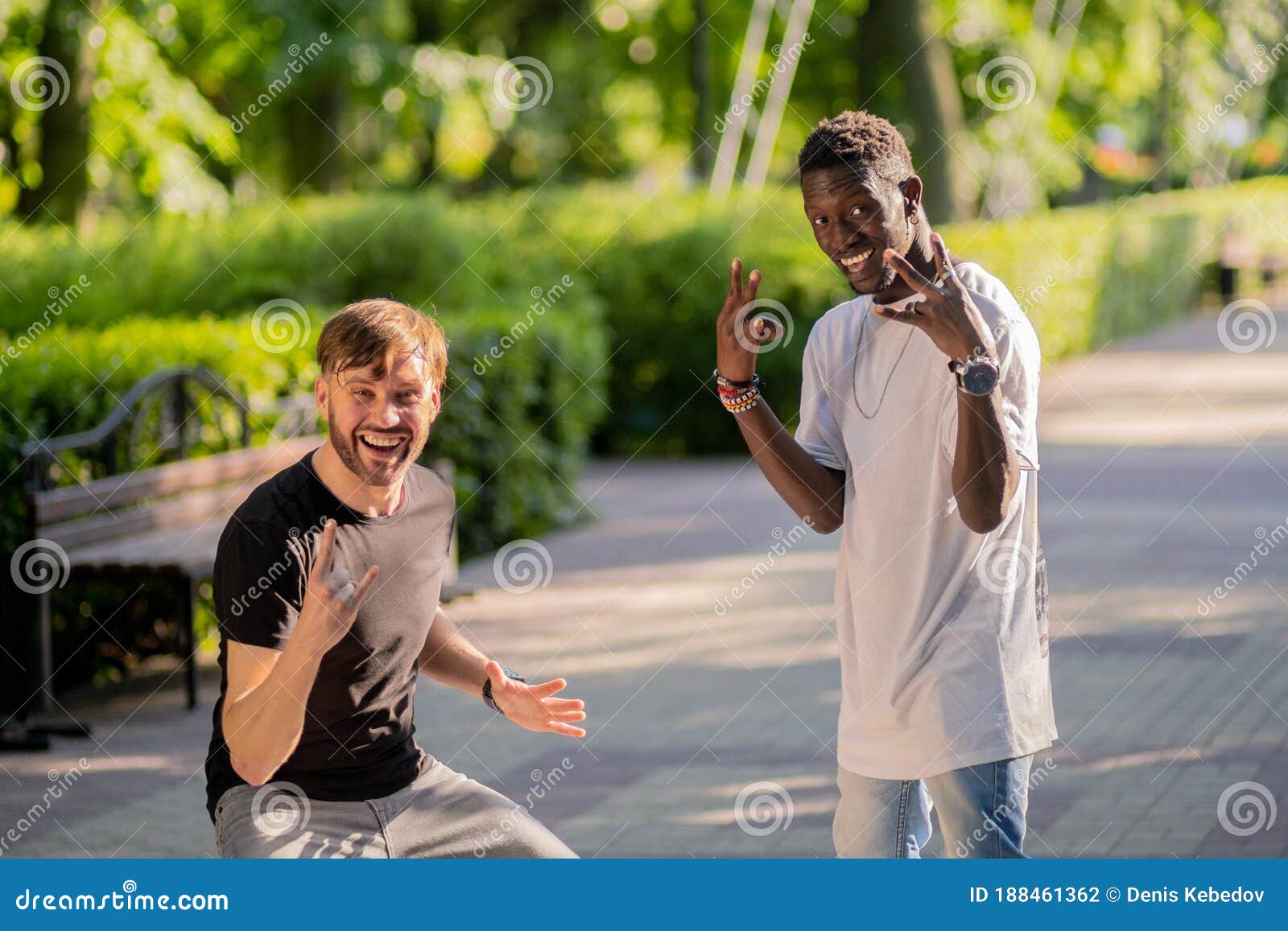Черный парень, и белый парень, весело валять дурака и пользуются вместе Стоковое Фото - изображение насчитывающей многокультурный, африканского: 188461362