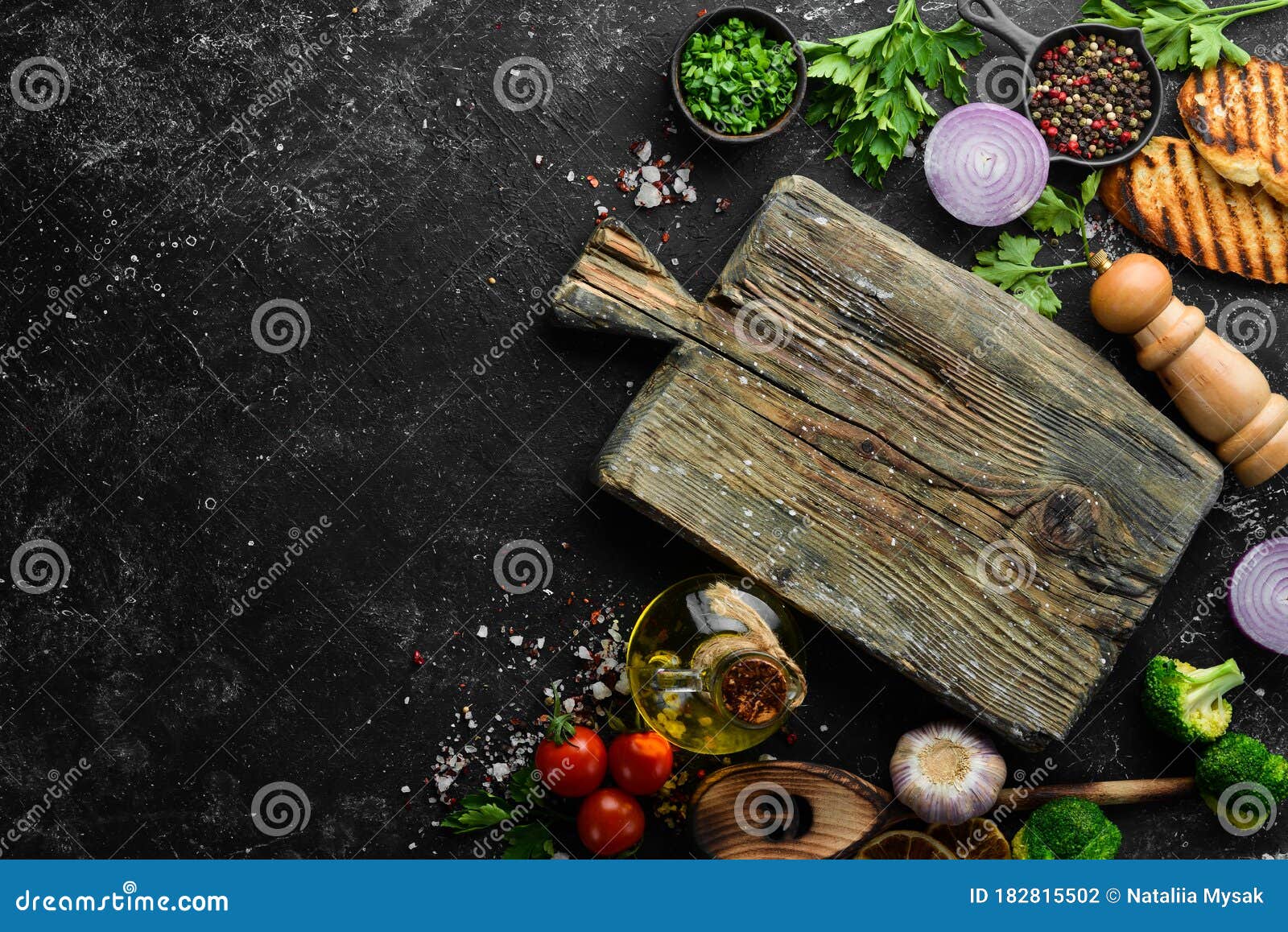Черный фон еды. На черном фоне и специи, овощи. Вид сверху. Стоковое Фото -  изображение насчитывающей трава, красно: 182815502