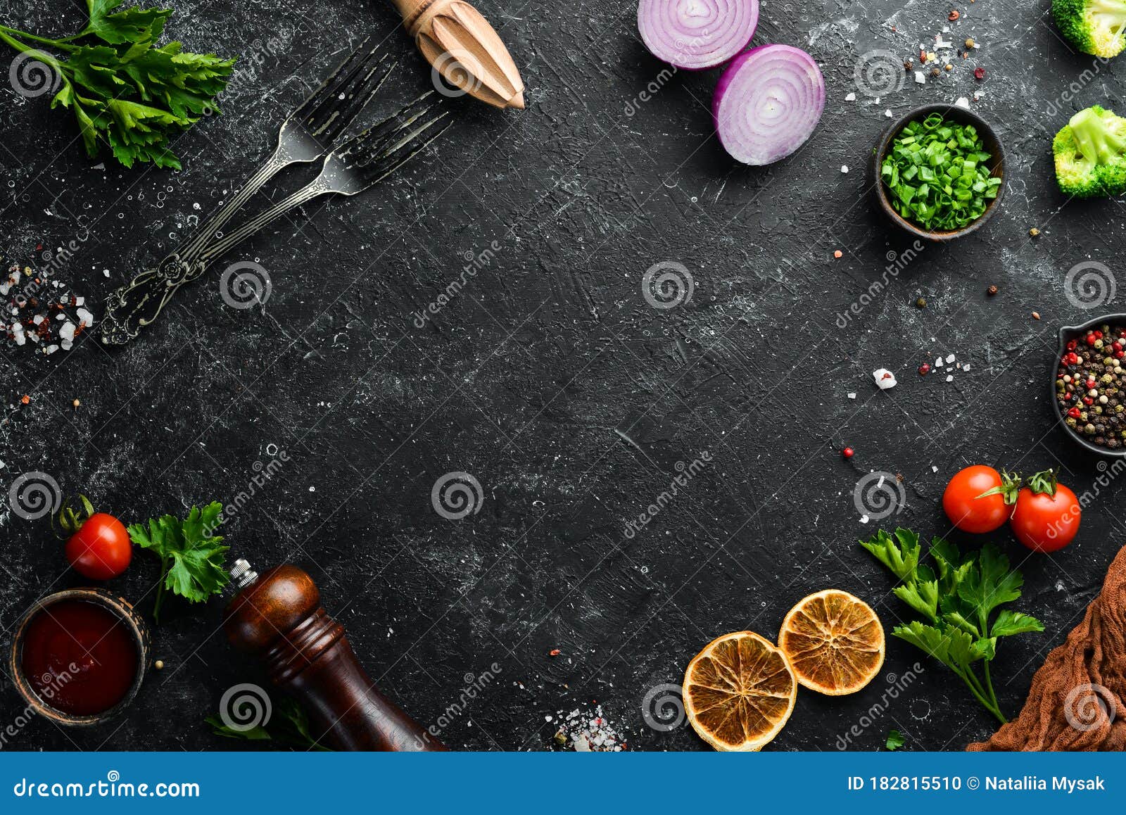 Черный фон еды. На черном фоне и специи, овощи. Вид сверху. Стоковое Фото -  изображение насчитывающей экземпляр, сырцово: 182815510