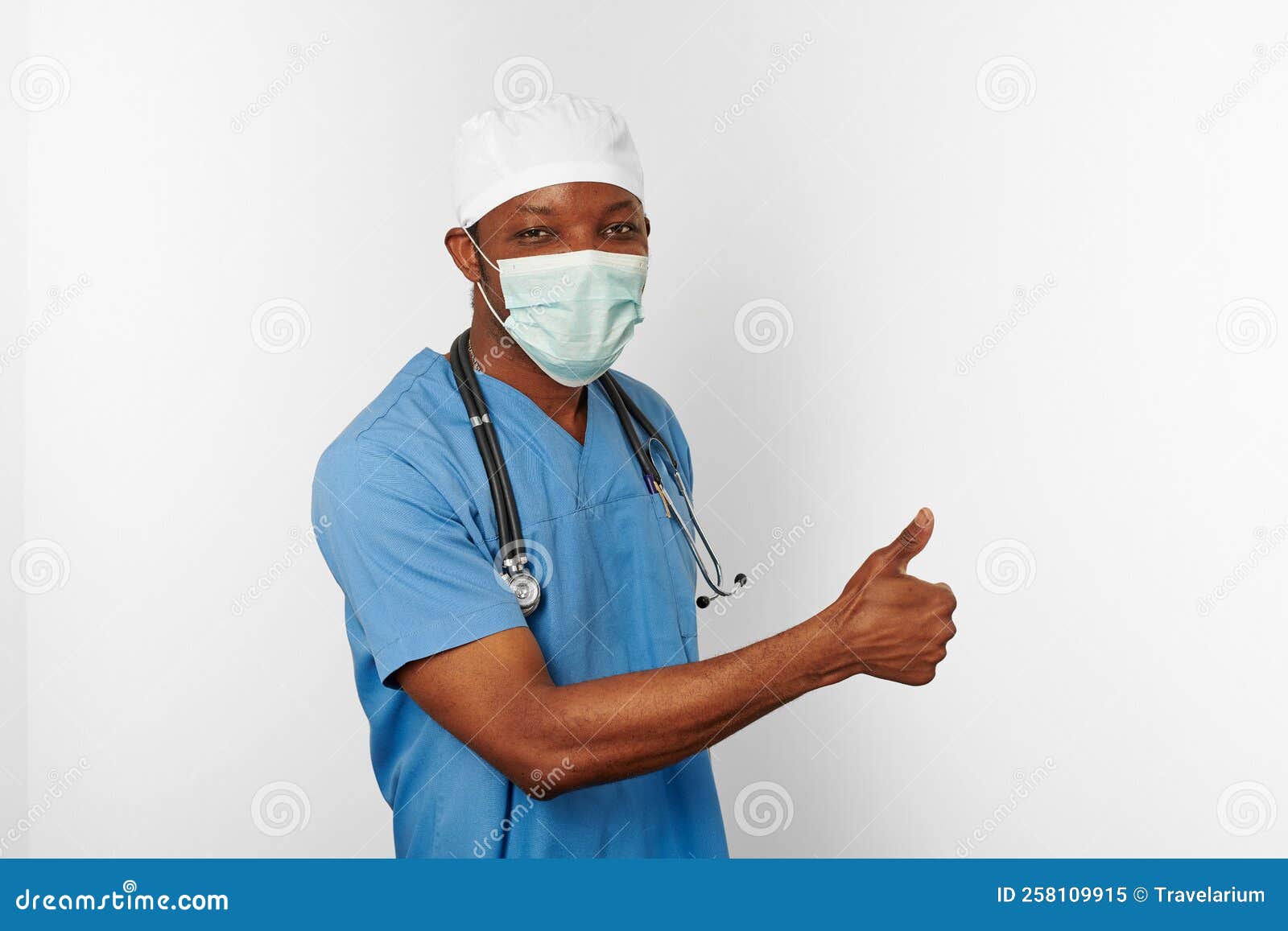 черный хирург-врач, белый кепка в синем пальто и хирург-маску с большим  жестом Стоковое Изображение - изображение насчитывающей сконцентрировано,  внимательность: 258109915