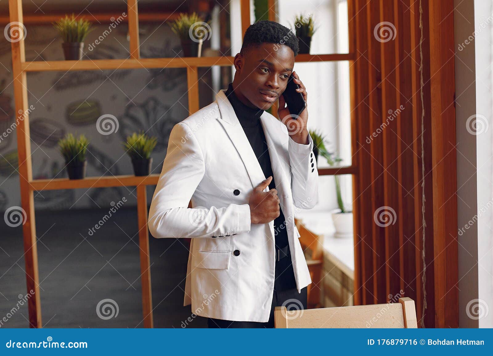 Черный человек в белом пиджаке, стоящего с телефоном Стоковое Фото -изображение насчитывающей мужчина, национальность: 176879716