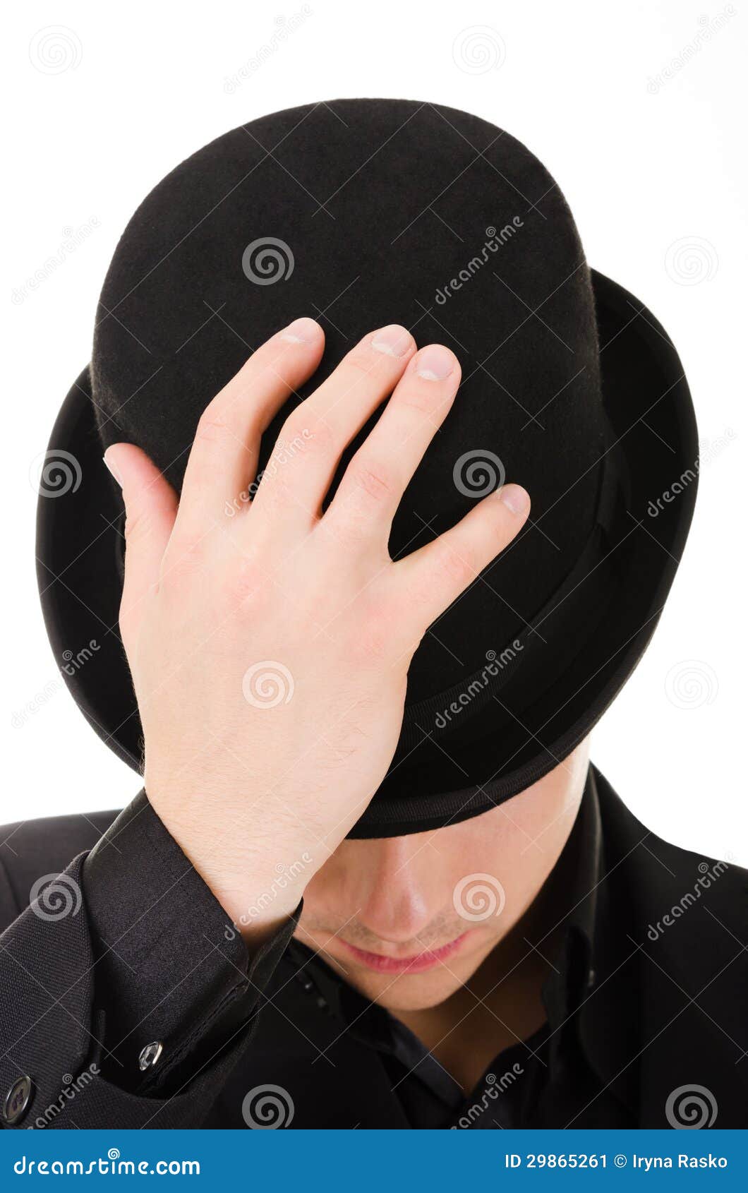 Шляпа в руке парня. Почему снимали шляпы. Шляпа летняя ковбойская. Парень наклонил шляпу. Почему снимали шляпы.