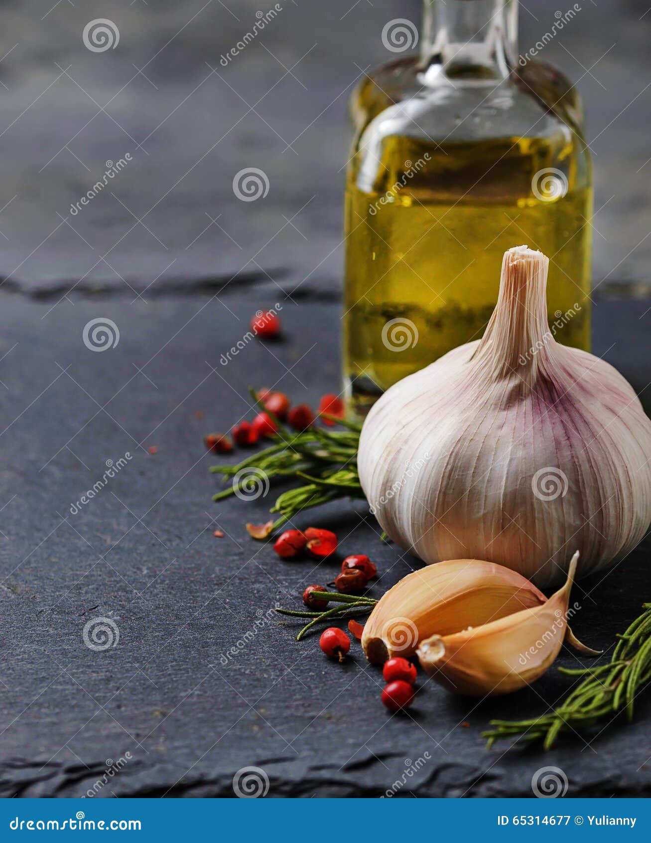 чесночное оливковое масло. оливковое масло со специями. соусы. лук чеснок перец. натюрморт с помидорами и перцем.
