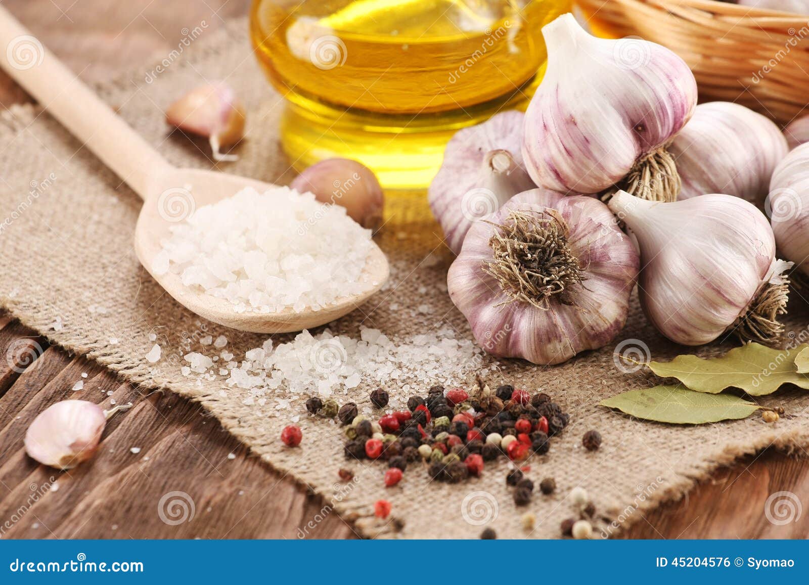 Соусы и специи. Оливковое масло с тимьяном. Соль с перцем оливковое. Соль с перцем оливковое. Соевым соусом и оливковым маслом и лимоном и прованскими травами.