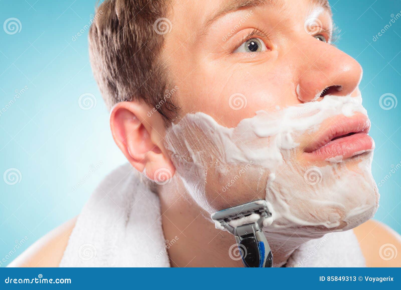 Мужчина бреет видео. С пеной бриться электробритвой. Фото бритва с пеной борода. Как бриться с пеной. Удаляем молодой человек.