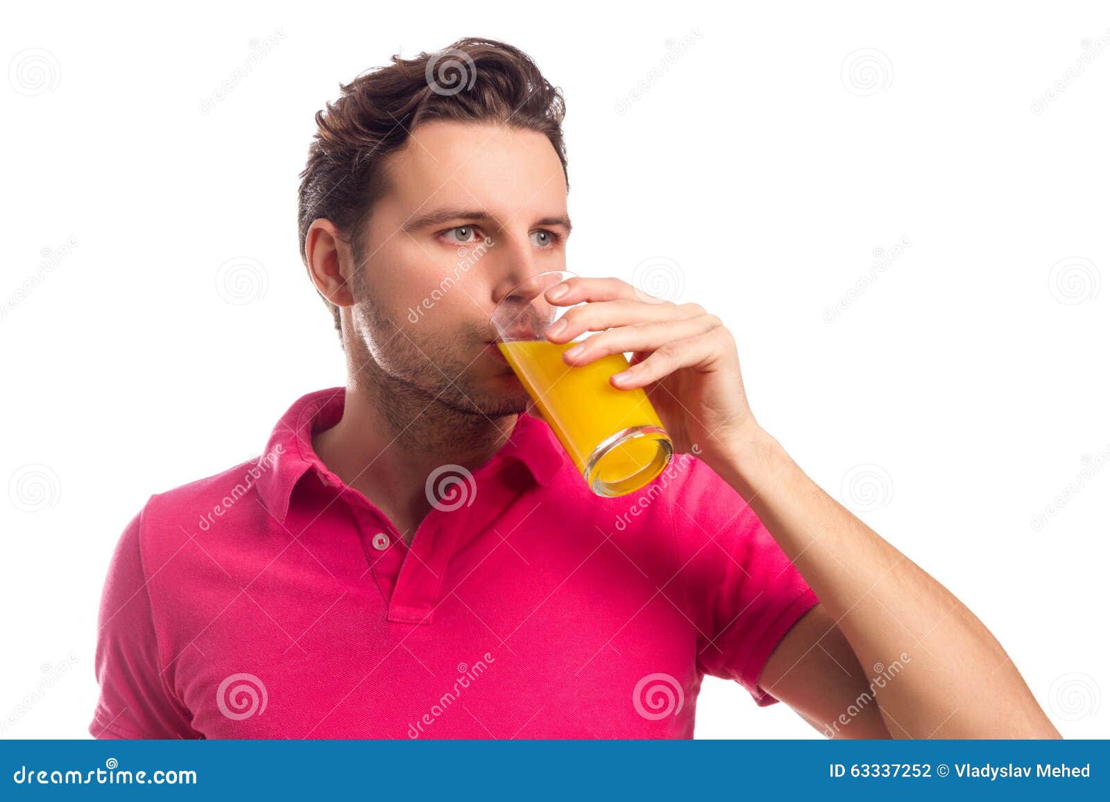 вкусный сок с людьми. пить сок. мужчина с соком. мужчина пьет коктейль. мужчина пьет сок.