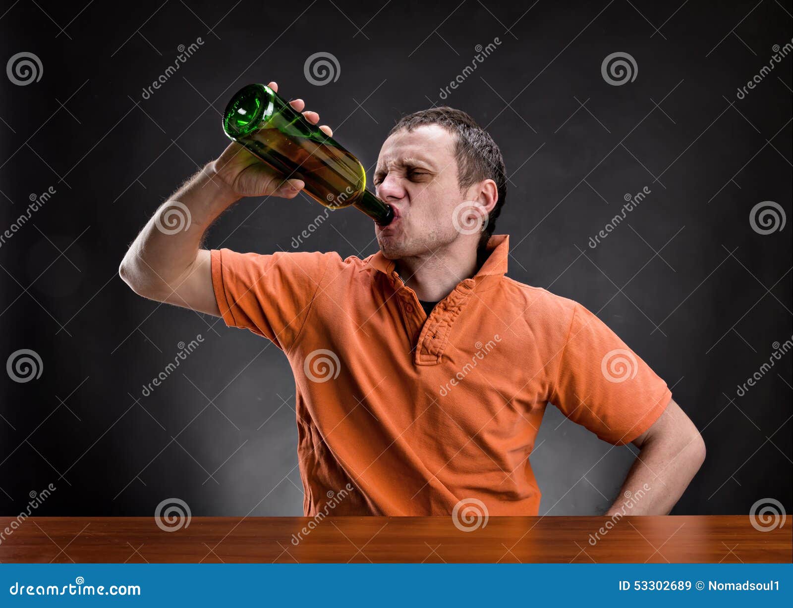 He doesn t drink alcohol. Человек пьет алкоголь. Выпивающие люди. Пьющий алкоголь человек. Пьющий человек фото.
