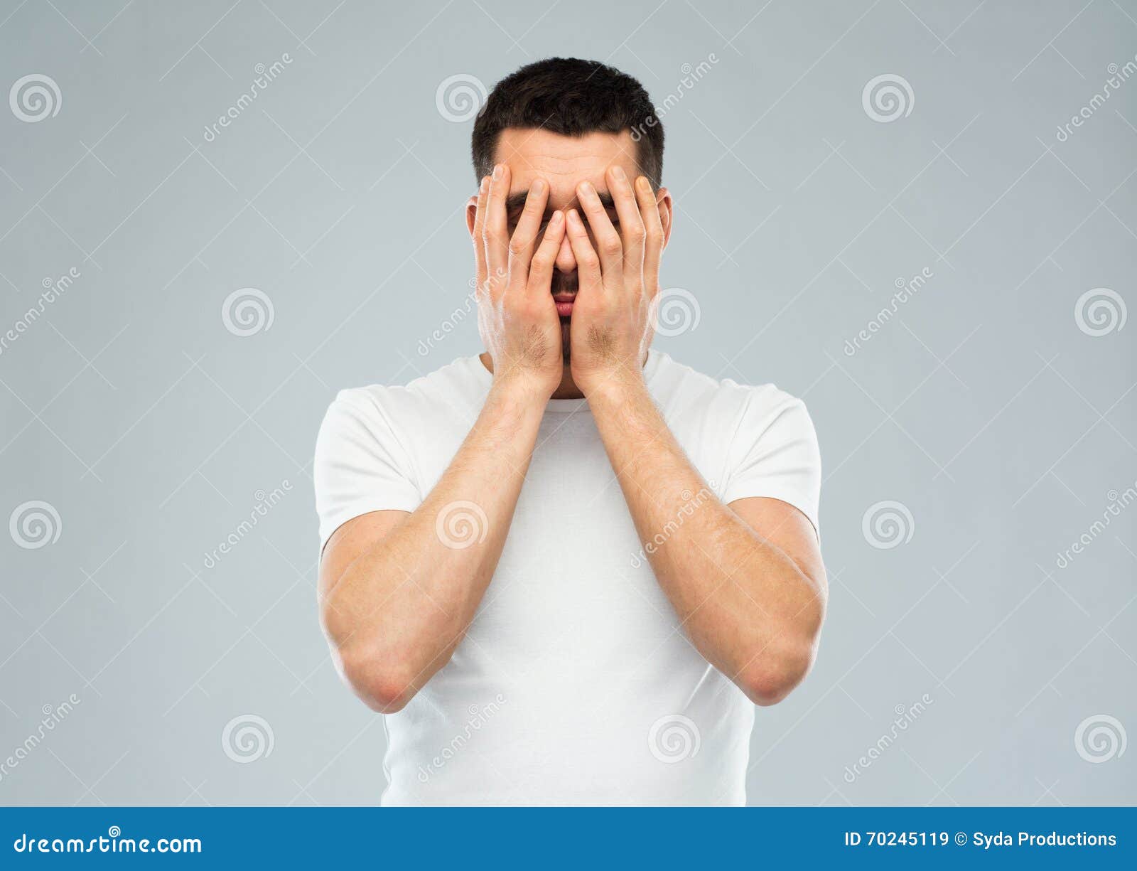 руки в сторону закрыв лицо. модные жесты руками. рука держит лицо. девушка прикрывает лицо рукой. движение руками в сторону.