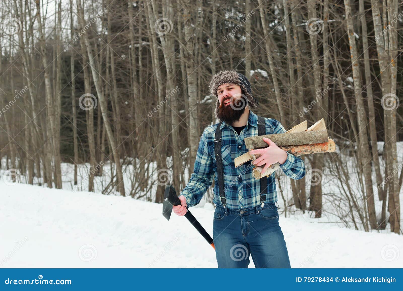 Мужчина с топором сегодня. Мужчина с топором. Дровосек зимой в лесу. Мужская фотосессия с топором в лесу зима. Мужчина с топором лес зима.
