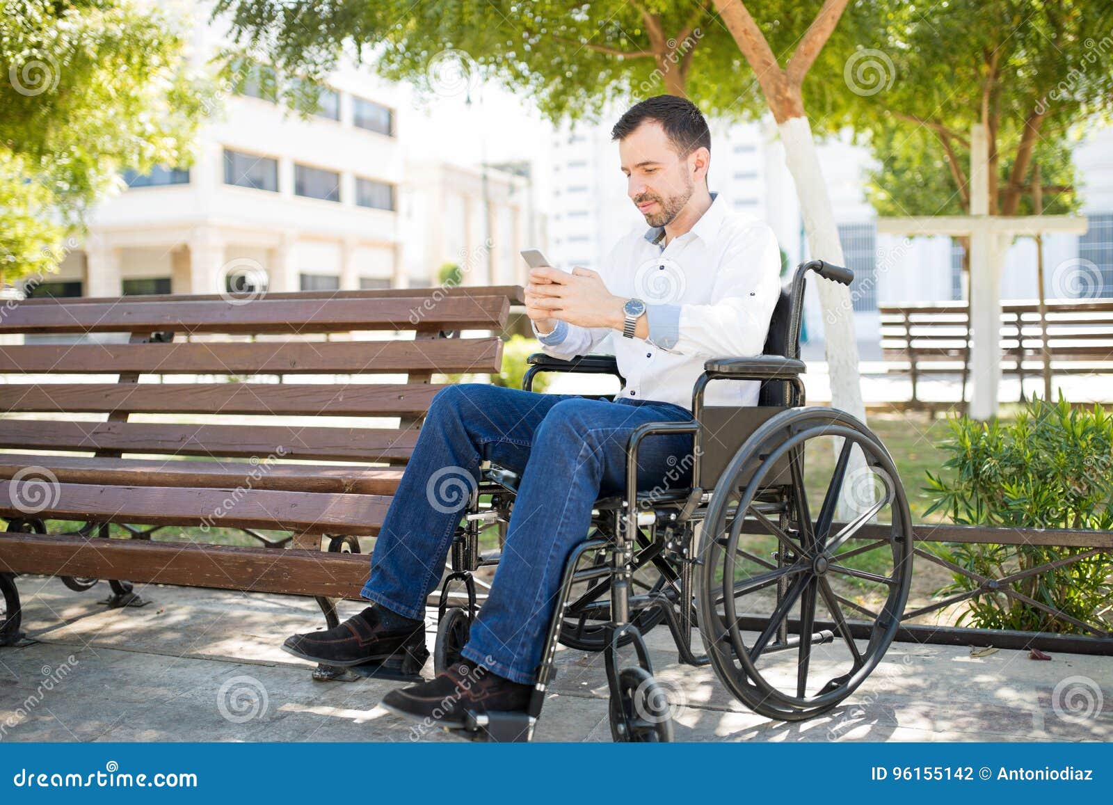 Встает с инвалидного кресла. Негр в инвалидном кресле. Мужчина в инвалидной коляске. Мужчина избавился от инвалидного кресла став голубым. Мужчина избавился от инвалидного кресла став голубым.