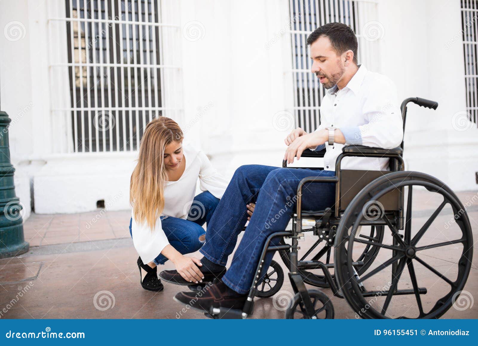 Муж инвалид любовник. Парень в инвалидном кресле. Кресло для инвалидов. Мужчина в инвалидной коляске. Девушка в инвалидной коляске.