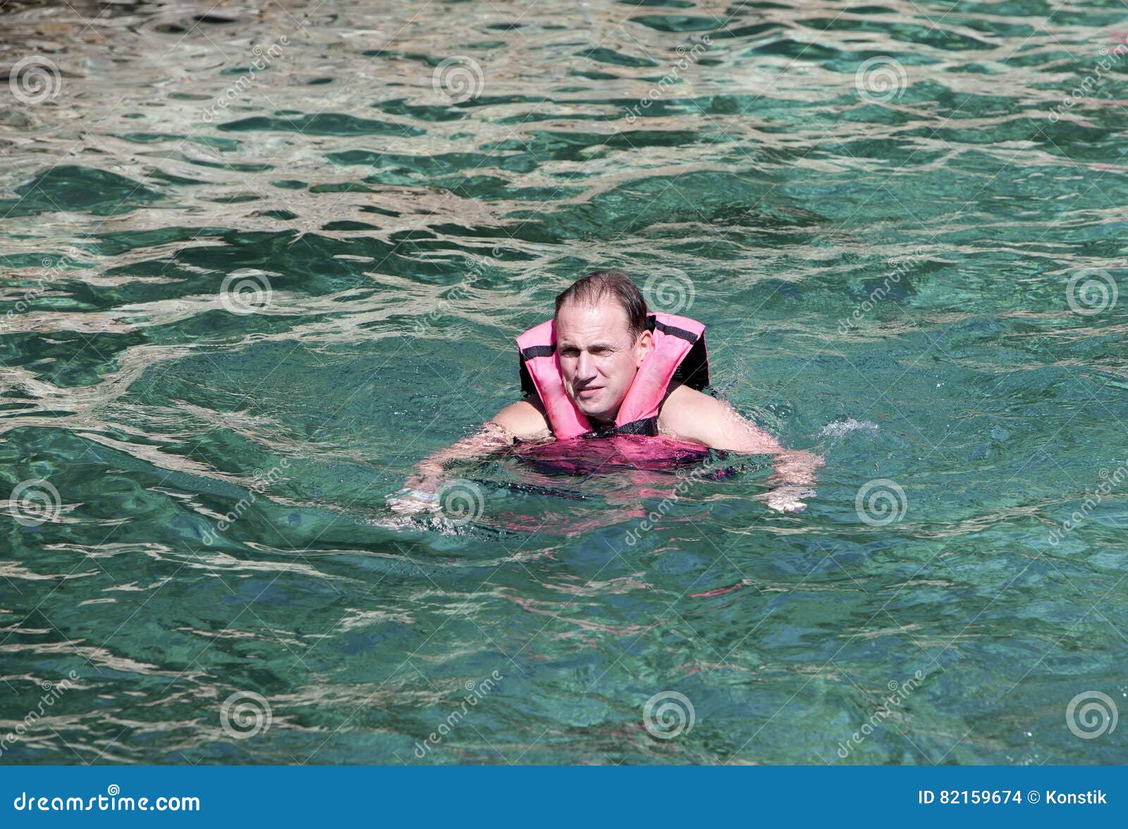 Пока муж купался. Фотосессия в спасательном жилете. Человек в спасательном жилете. Девушка в спасательном жилете. Плавать в спасательном жилете.