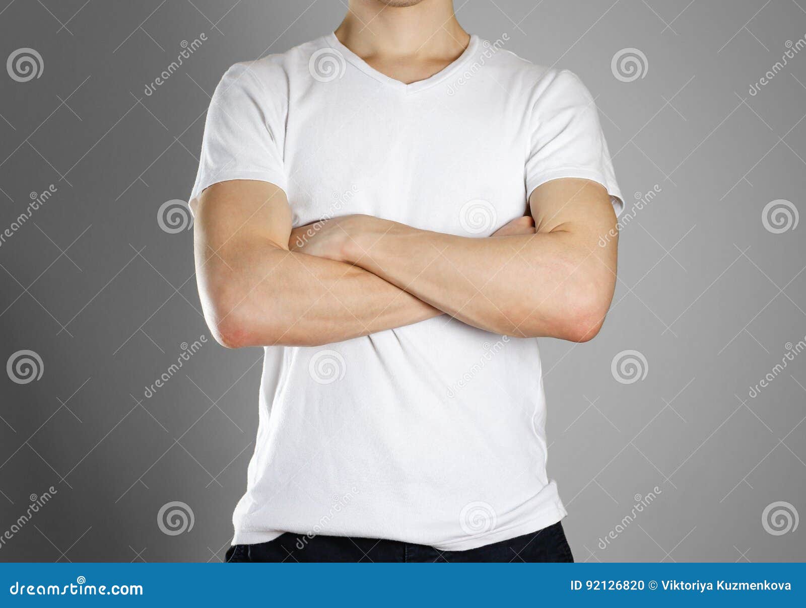 мужчина скрестил руки на груди. сложенные руки на столе. скрещенные руки. сердечко из рук. руки сцеплены в замок.