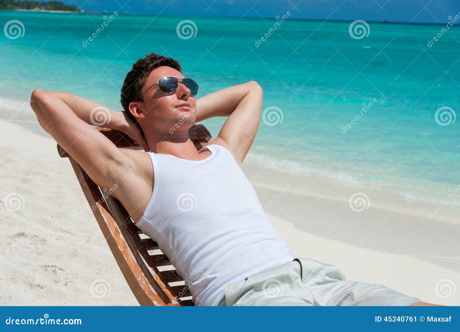 пара ног на море. ноги влюбленных. на пляже рукою парня. мужские и женские ноги на море. ноги море песок.