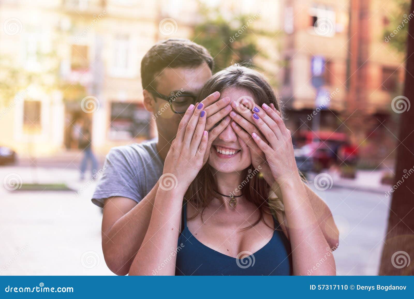 Девушка закрывает глаза руками парню. Девушка закрывает глаза мужчине. Мужчина и женщина. Влюбленные взгляды. Мужчина дарит кольцо.