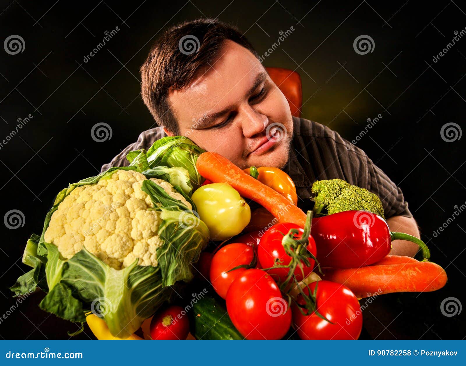 Человек овощ. Девушка ест овощи. Правильное питание для пожилых. Фото прикол мужик ест салат. Мужчина с овощами.