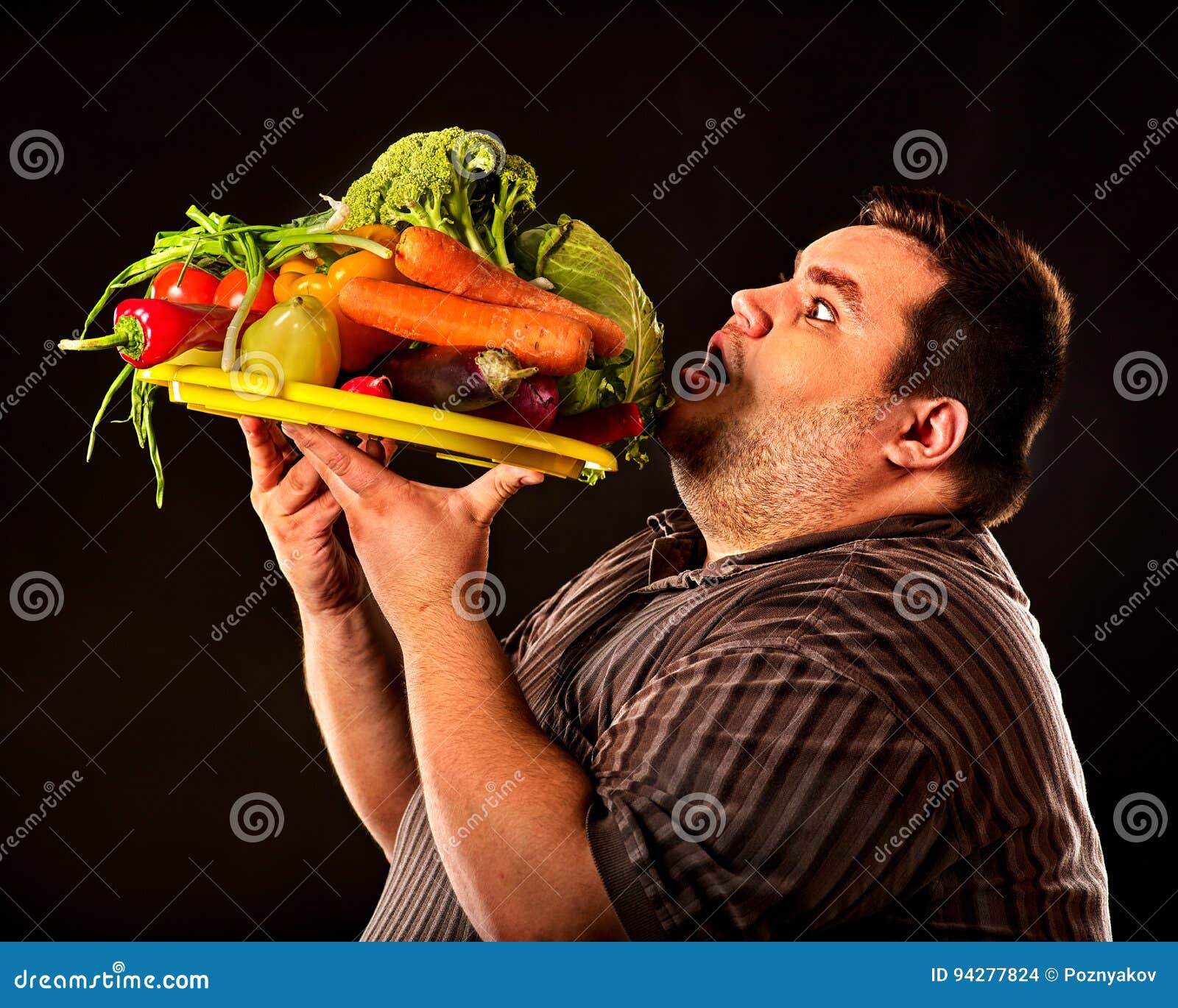 Пожилые люди едят здоровую пищу. Человек который не ест овощи. Фермер с овощами. Человек который не ест овощи. Мужик с овощами.