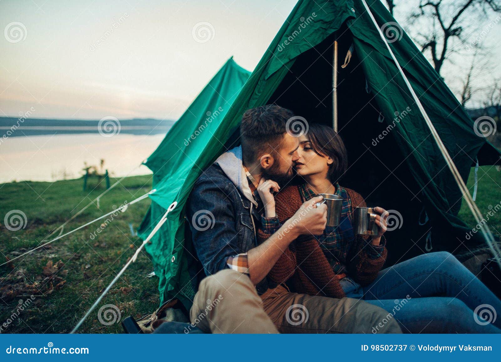 Он ее в палатке. Палатка. Красивый вид из палатки. Он ее в палатке. Палатка в горах.