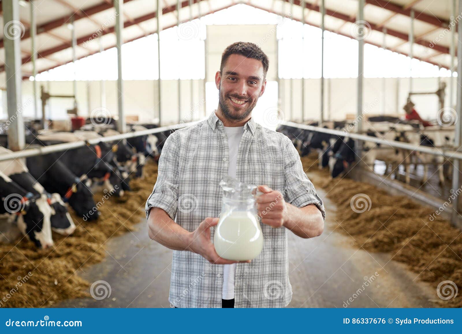 деревенский мачо. парень с фермы читать. мужчина в пшеничном поле. красивый фермер. парень ковбой.