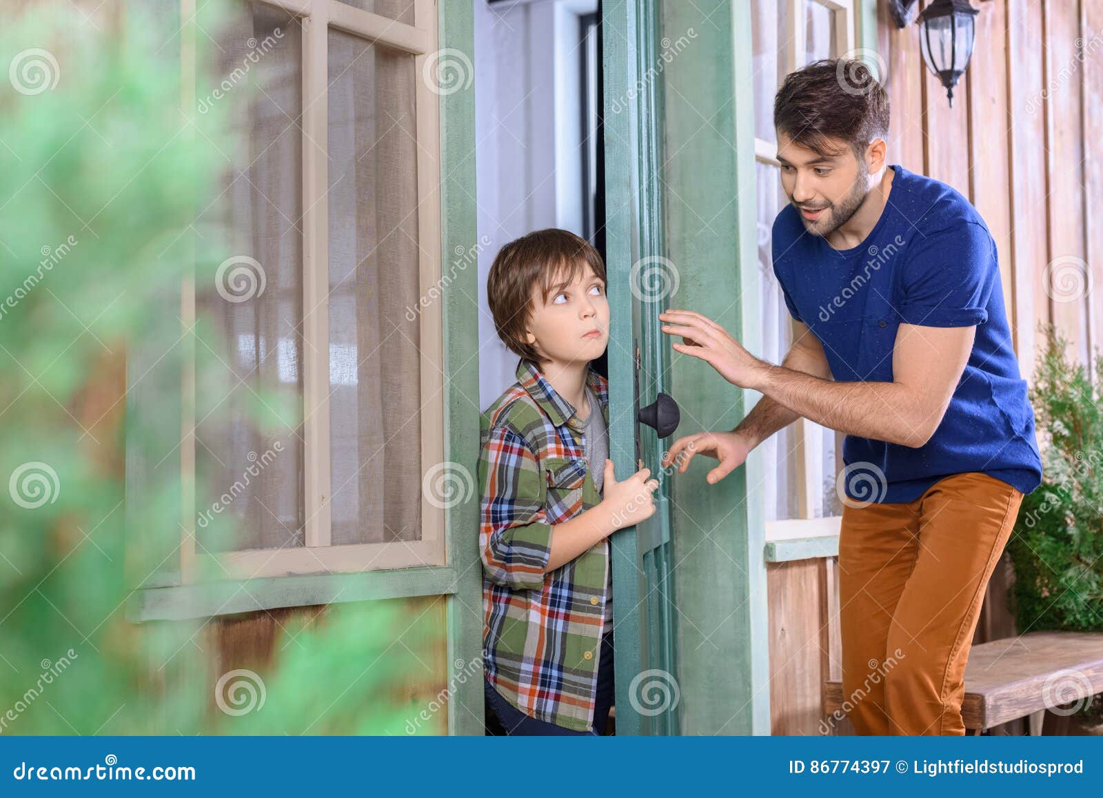 прятки игра для детей. мальчик спрятался. семья играет в прятки. отец играь с сыном в прятки. семья играет в прятки.