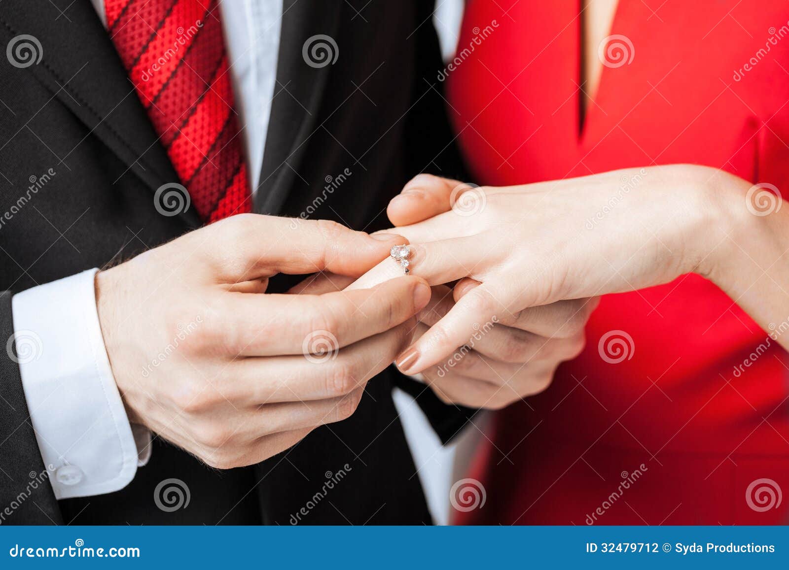 дарит обручальное кольцо. предложение руки и сердца. мой жених расторг помолвку сказав что. свадьба руки кольца. кольцо для предложения.