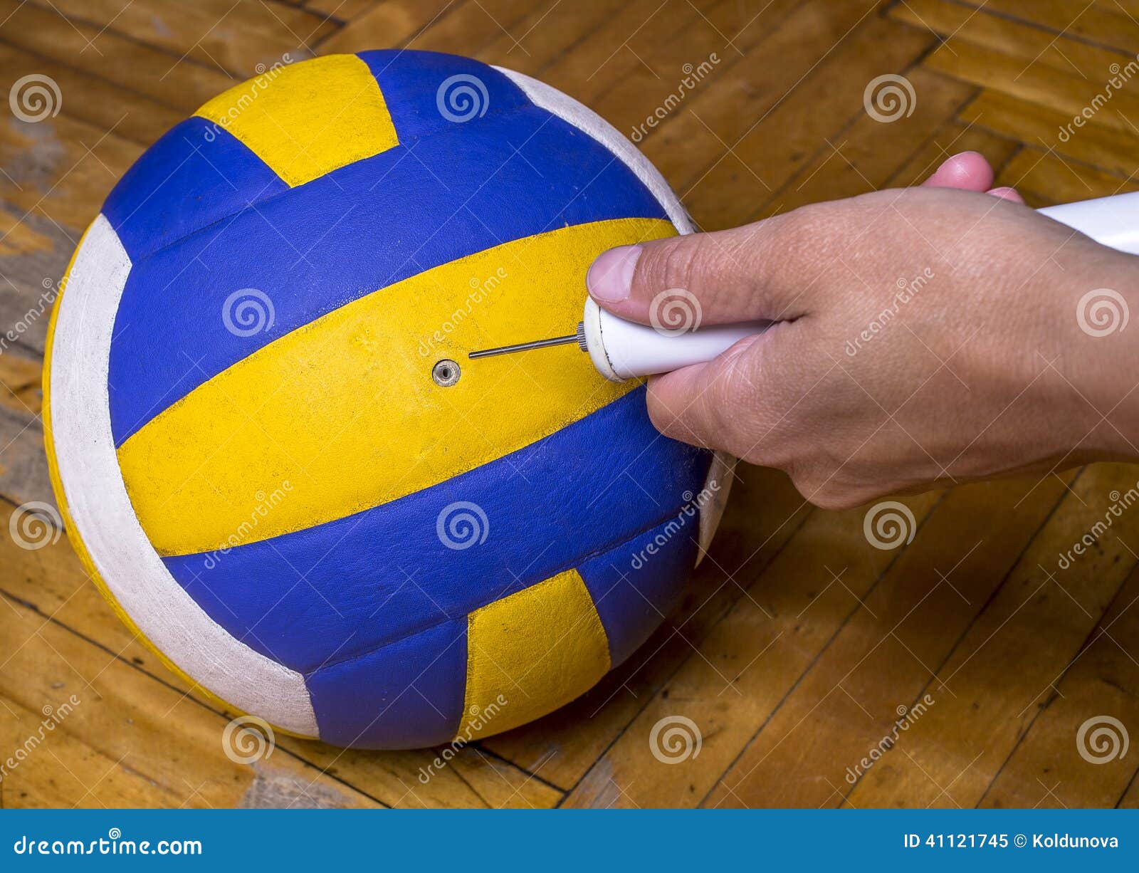 Как надуть без иглы. Надувание волейбольного мяча. Резинка для волейбольного мяча. Наклонный держатель мячей для волейбола. Волейбольный мяч дырка.