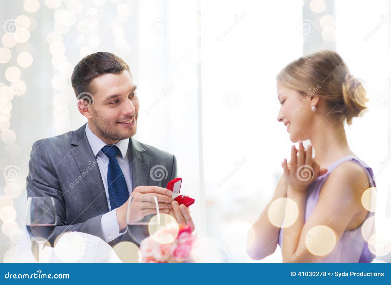 предложение руки и сердца. красивое предложение руки. предложение руки и сердца эстетика. красивое предложение руки и сердца. девушка делает предложение парню.