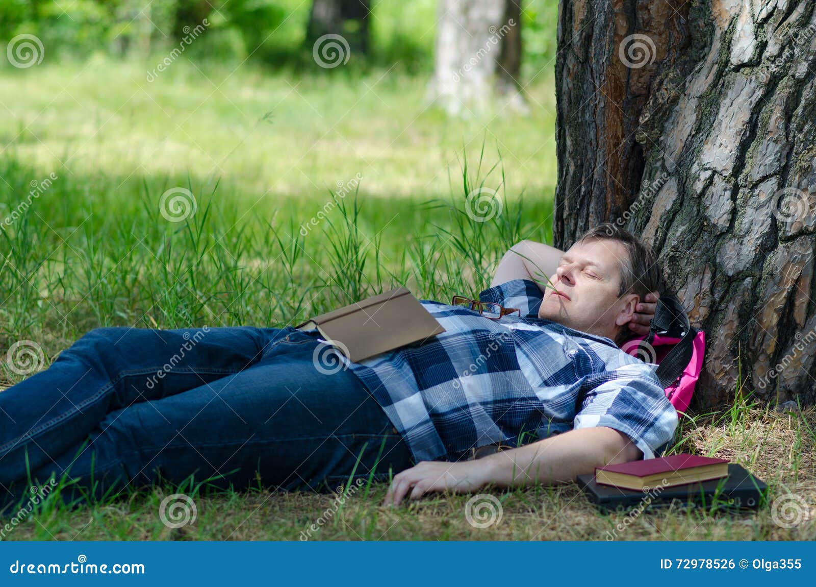 Нашли в лесу спящего. Спящий человек в лесу. Спящий лес. Человек спящий под деревом.